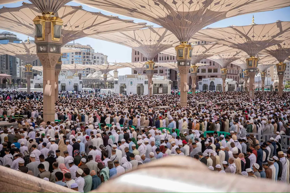 اكتشف سر مظلات المسجد النبوي الهندسية المذهلة