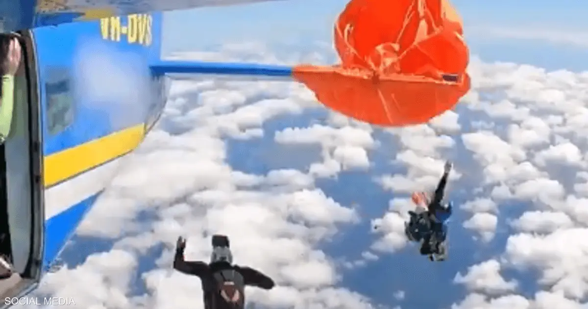 فيديو.. مظلي ينجو من حادث خطير خلال قفزة جماعية