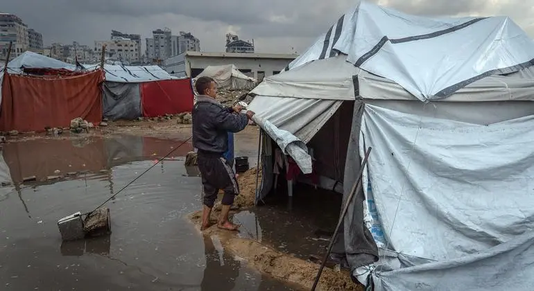غزة - الأمطار الغزيرة تغرق خيام النازحين وتزيد المخاطر الصحية