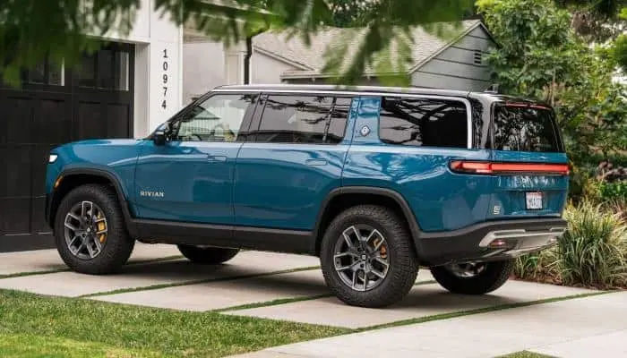 «ريفيان» تعزز سباق القيادة الذاتية ضد تسلا