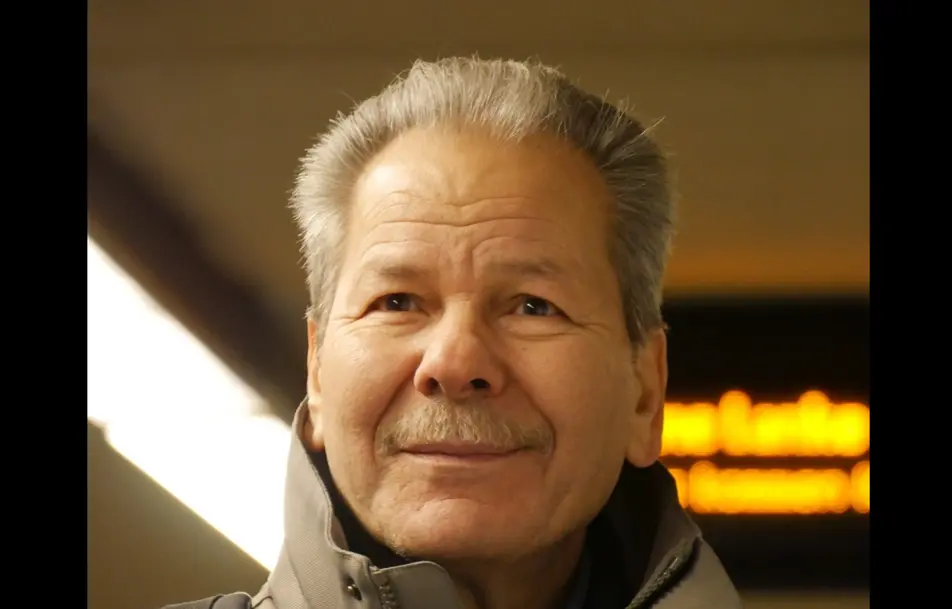 السويد تكرّم الشاعر السوري فرج بيرقدار بإطلاق اسمه على قاعة رسمية في ستوكهولم