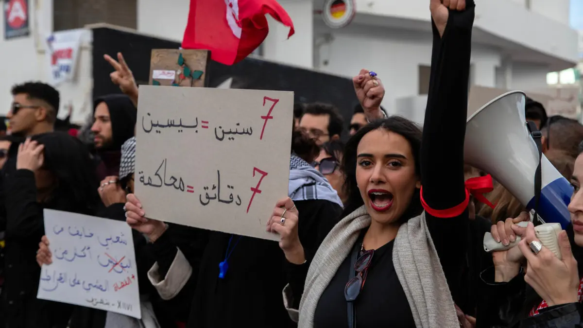 تونس: المعارضة تتظاهر للأسبوع الرابع دفاعا عن الحريات واحتجاجا على أحكام بحق سياسيين