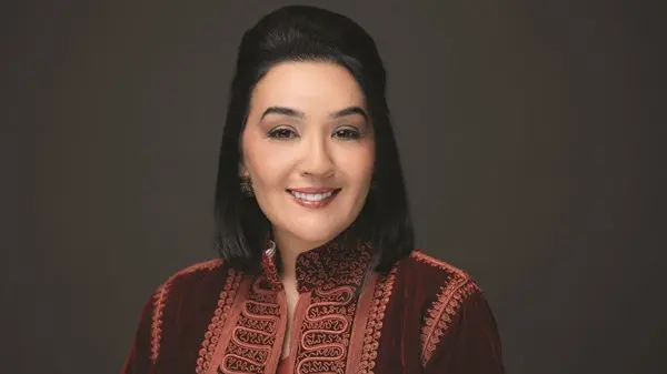 منى عباسي: هذه قصة «إزيل» مع الجمال النقي