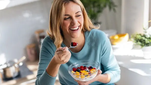 ترند «Eat Your Skincare».. جمال يبدأ من الداخل لبشرة مضيئة دون كريمات