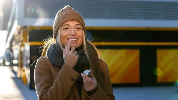 «العناية العكسية».. روتين جمالي مقلوب لبشرة مضيئة وممتلئة خلال الشتاء