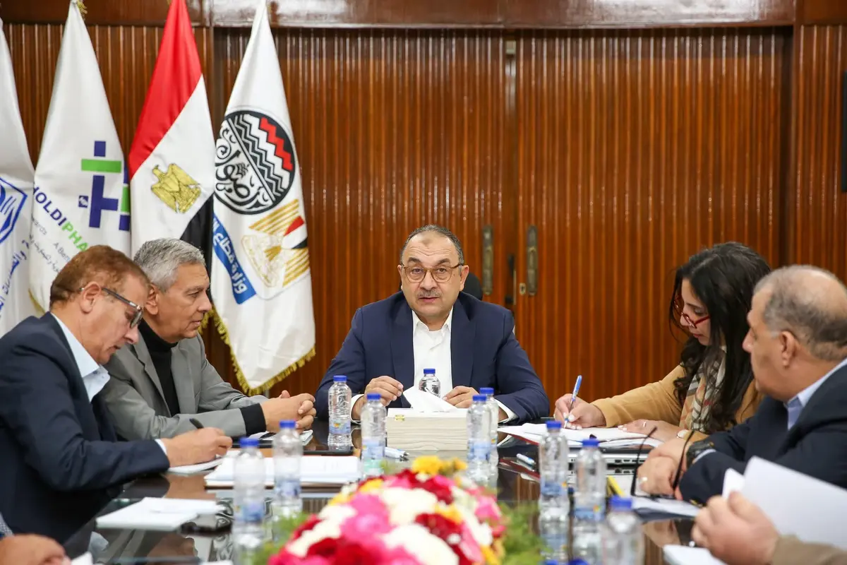 وزير قطاع الأعمال يستعرض مؤشرات أداء «القابضة للأدوية».. نمو المبيعات 30% والأرباح 36%