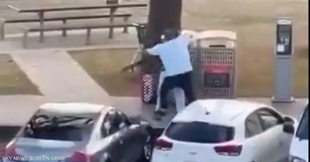 فيديو يرصد بطولة رجل.. هاجم المسلح في "مأساة أستراليا"