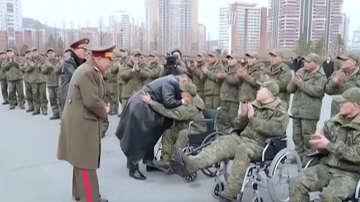 أحدهم حاول النهوض أمام كيم جونغ أون.. شاهد الزعيم الكوري يعانق جنودًا على كراسيهم