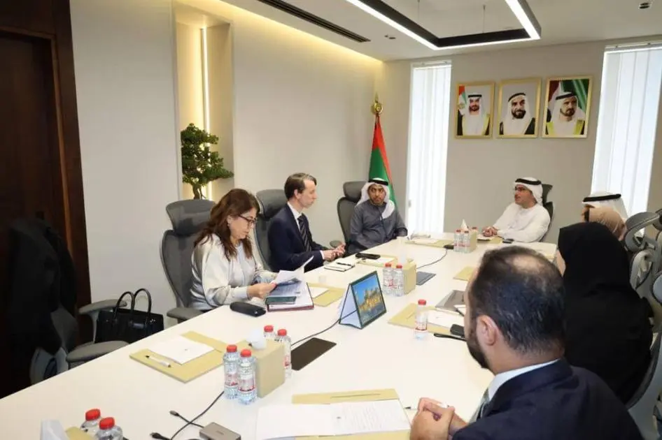 «الطاقة والبنية التحتية» و«طيران الإمارات» تبحثان مستقبل الوقود المستدام
