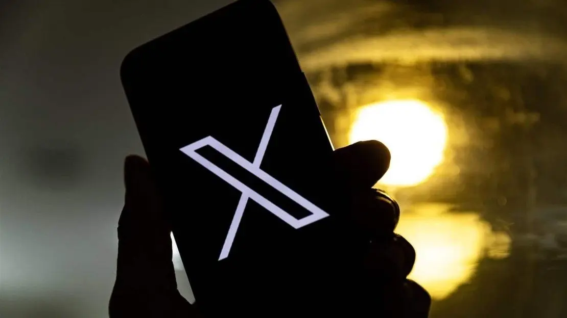 إكس توحّد نظام المراسلة وتدمج الرسائل الخاصة مع “XChat” في تبويب واحد