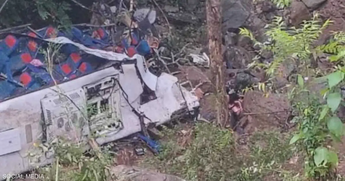 فيديو "مأساوي".. عشرات الضحايا بعد سقوط حافلة طلاب في وادٍ