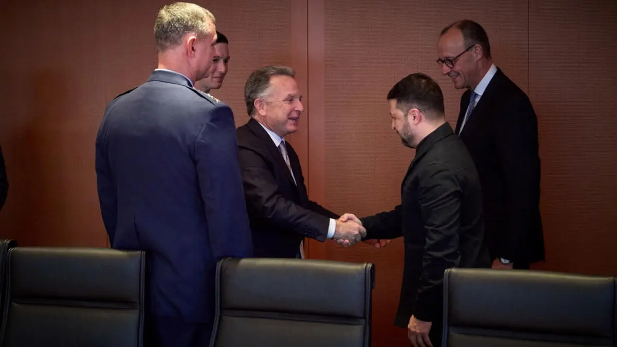 زيلينسكي يواصل مباحثاته مع المفاوضين الأمريكيين في برلين وسط ضغوط روسية وأوروبية متباينة