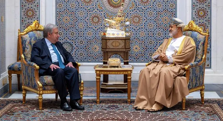 في زيارة إلى مسقط، الأمين العام يشيد بالدور الدبلوماسي لعُمان ويبحث ملف اليمن والموظفين المحتجزين
