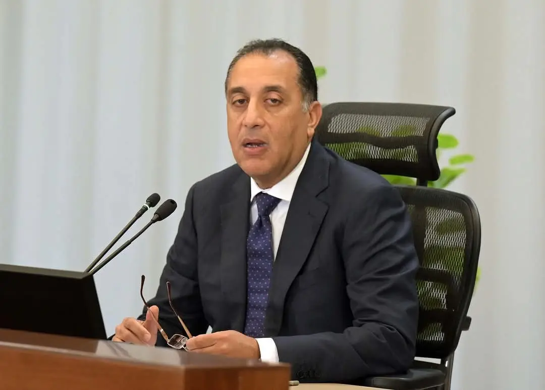 رئيس الوزراء يطالب رجال الأعمال بمضاعفة استثماراتهم في السوق المحلية