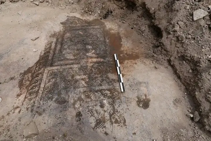 اكتشاف لوحة فسيفسائية بيزنطية في محيط مدينة قارة بريف دمشق