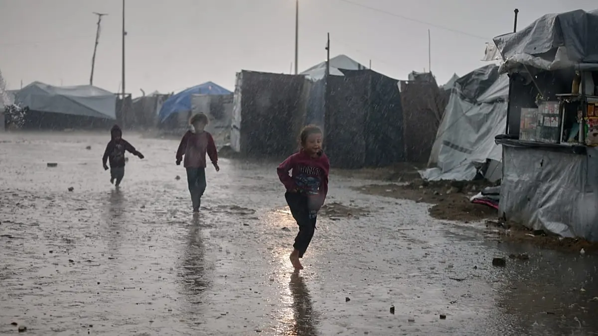 أمطار غزيرة تزيد معاناة نازحي غزة.. وترامب يحقق في خرق إسرائيلي محتمل لوقف النار