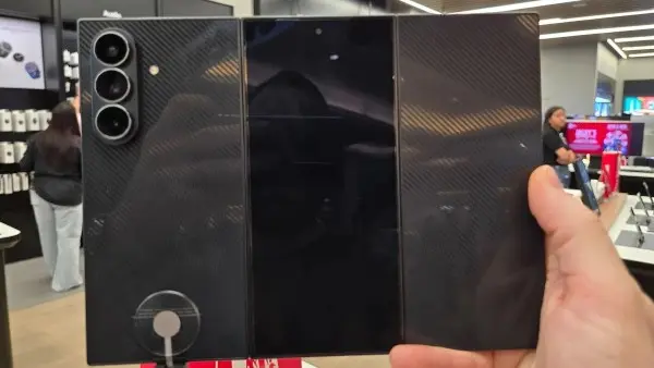 سامسونج تفعل الكثير والقليل في آن واحد لمواجهة آيفون القابل للطي من آبل