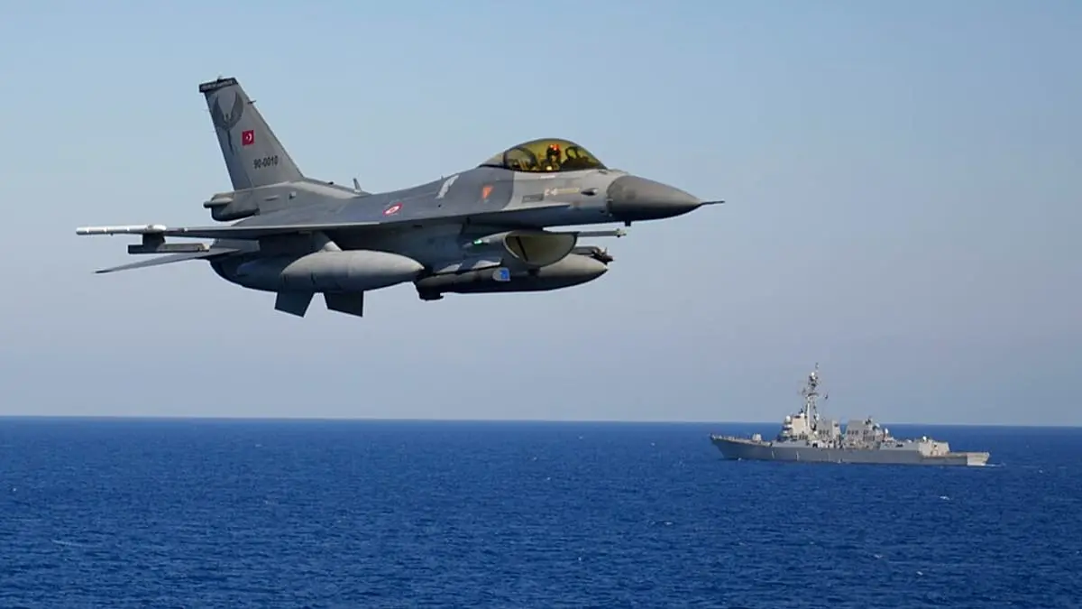 مقاتلات تركية تُسقط مُسيَّرة "خارجة عن السيطرة" قرب مجالها الجوي في البحر الأسود