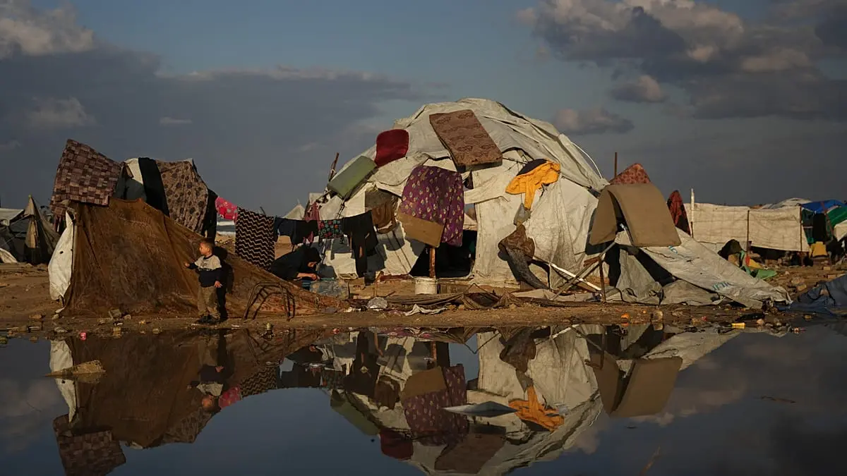 فيديو. نازحو غزة يكافحون المطر والبرد في خيام هشة