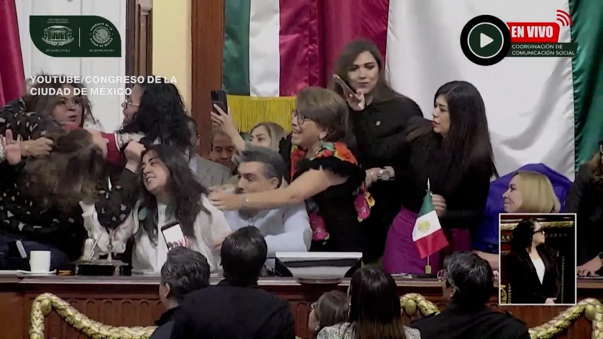 شد شعر وصياح.. مشرّعات يتعاركن في برلمان المكسيك