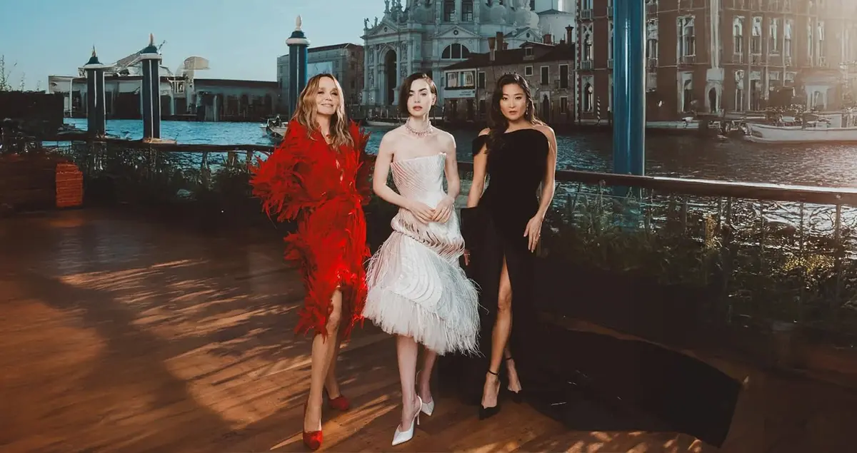 جولة على إطلالات بطلات مسلسل Emily in Paris في الجولة الترويجيّة للجزء الخامس