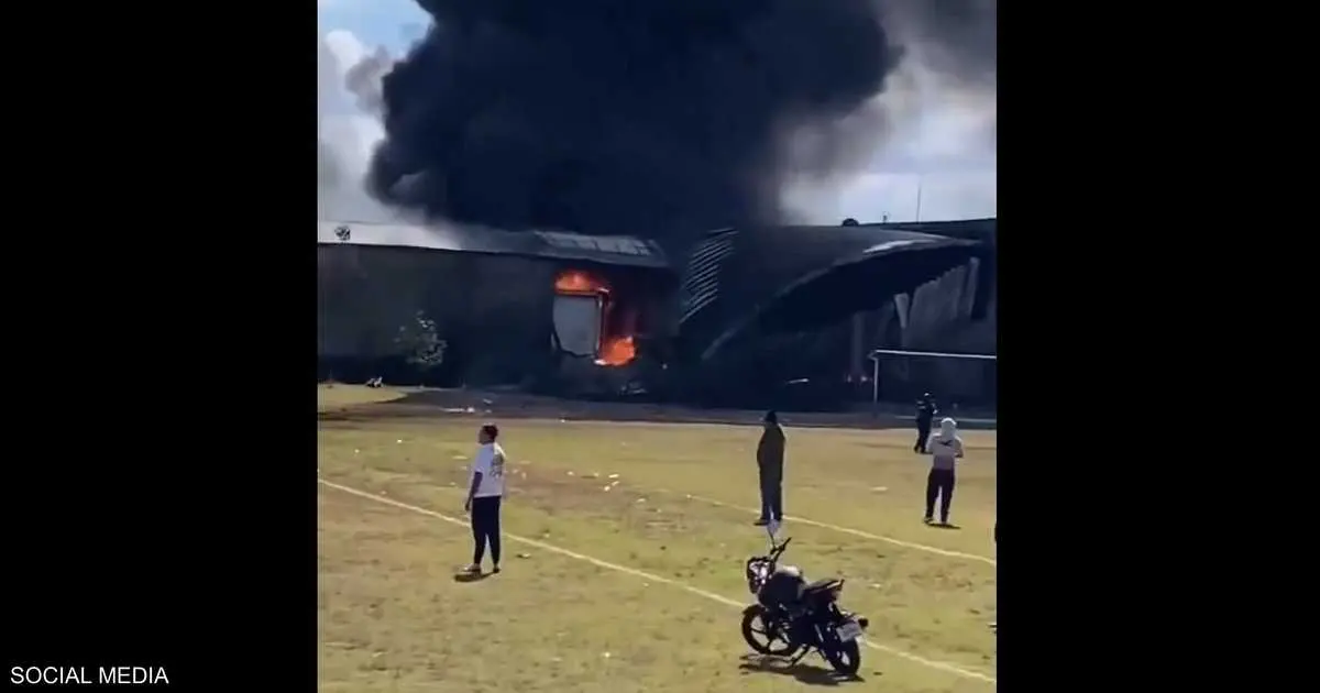 فيديو.. قتلى في سقوط طائرة فوق ملعب كرة قدم