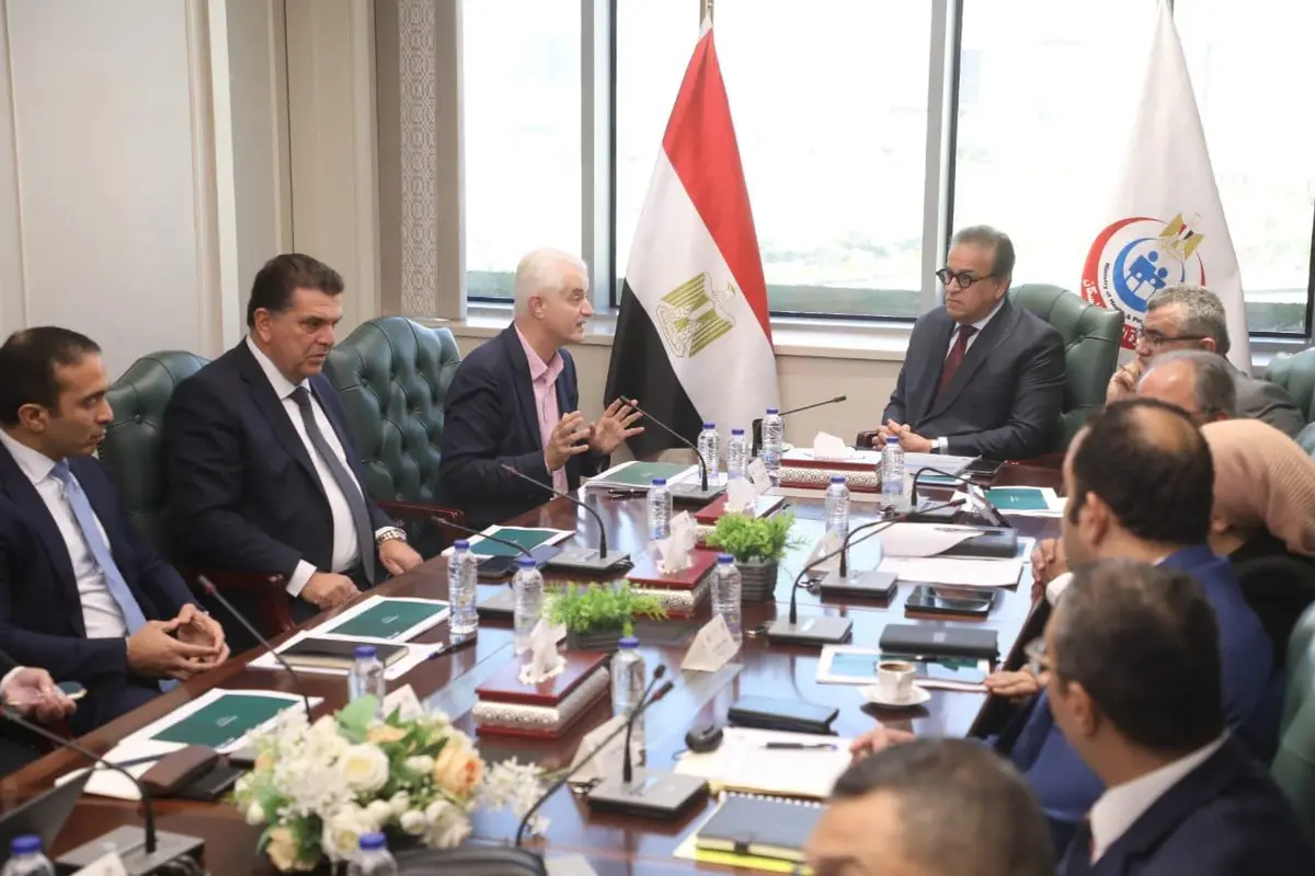 وزير الصحة يبحث مع وفد مجموعتي «Curagita» و«ACH» سبل التعاون في مشروع مدينة النيل الطبية