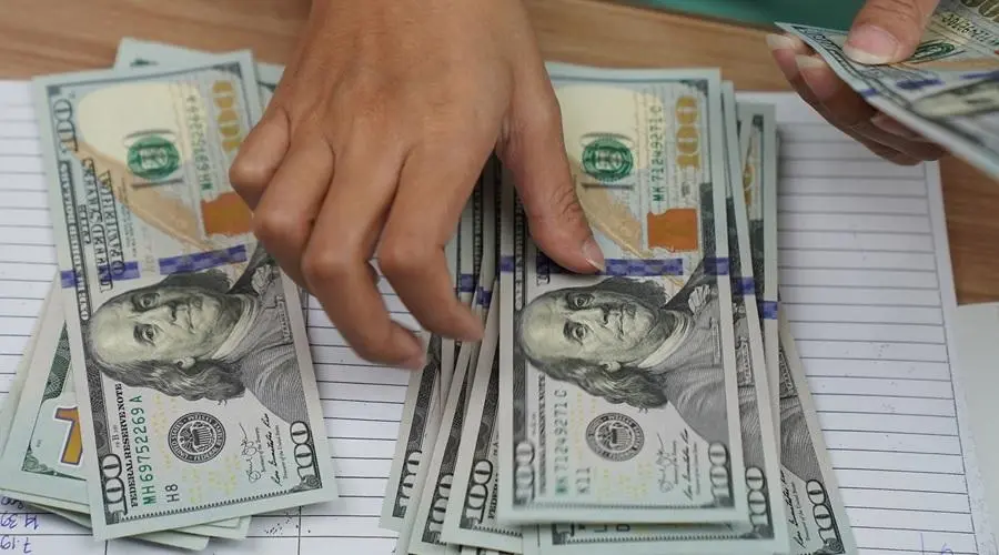 الدولار يتراجع مقترباً من أدنى مستوياته في شهرين