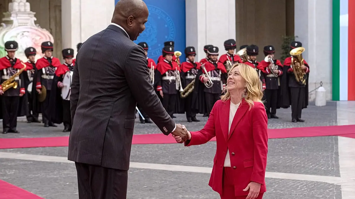 ميلوني وفارق الطول: عندما تختطف لغة الجسد الأضواء من السياسة