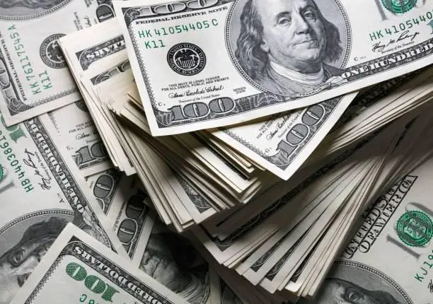 الدولار قرب أدنى مستوى في شهرين ونصف وسط ضبابية الفائدة