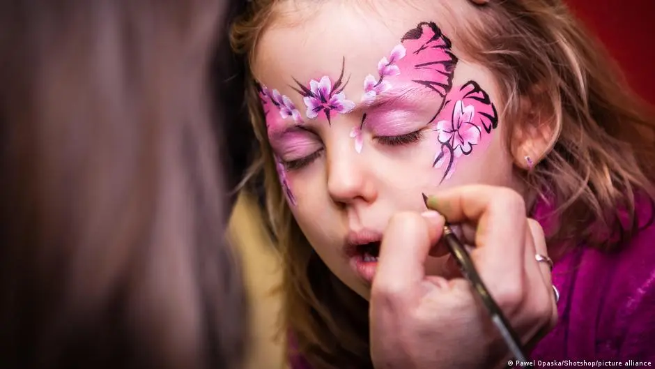 خبراء يحذرون من خطر مستحضرات التجميل المخصصة للأطفال