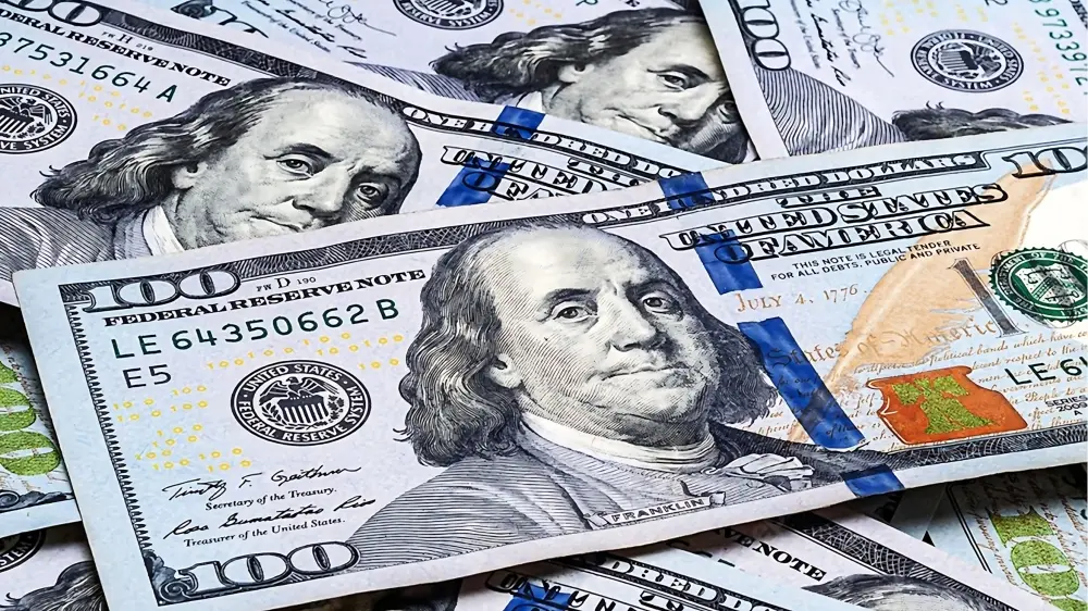 لعبة الهيمنة.. تحركات جعلت الدولار ملكا وأخرى قد تطيح به