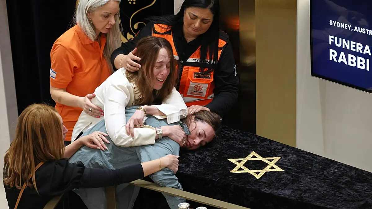 فيديو. أستراليا تبدأ تشييع ضحايا إطلاق النار في "حانوكا" بشاطئ بوندي