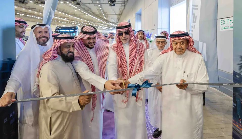 أم القرى بالتعاون مع إلكترومين تدشنان أول شبكة نقل تردّدي سريع بالحافلات الكهربائية بالشرق الأوسط في وجهة مسار بمكة المكرمة