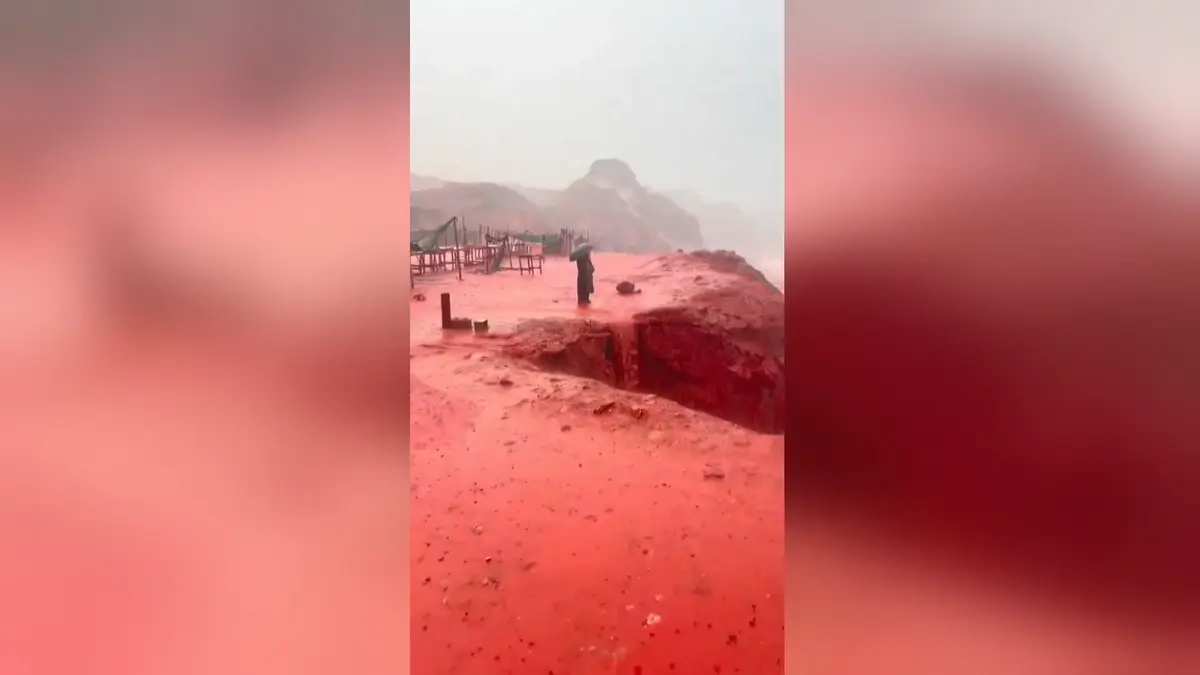 شاهد.. ساحل هرمز الإيراني يتحول إلى اللون الدموي في الليل