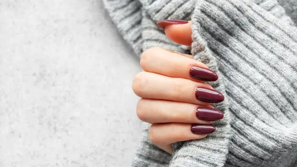 الأحمر بات موضة العام الماضي.. والبرغندي اللون الأبرز للاحتفالات في 2025