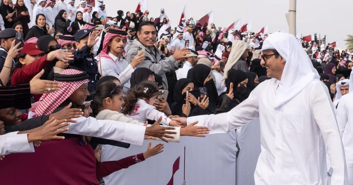 أمير قطر يشهد "المسير الوطني" على كورنيش الدوحة