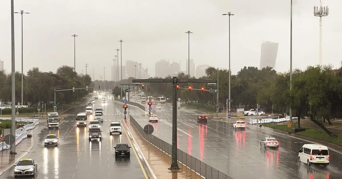 دبي تعتمد العمل عن بُعد الجمعة بسبب هطول الأمطار