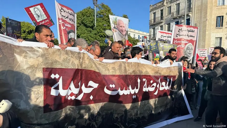 ذكرى الثورة في تونس.. النظام يحتفل والمعارضة تضرب عن الطعام