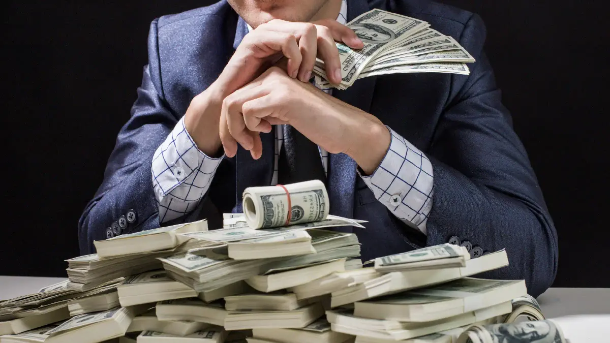 كيف حقق شاب 18 عامًا 300 ألف دولار شهريًا من فكرة بسيطة؟