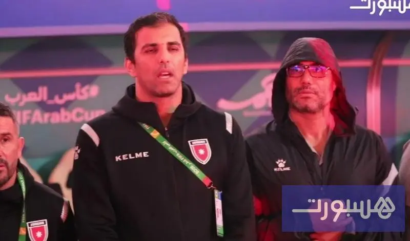 السلامي ومساعداه يتفاعلان مع النشيد الوطني