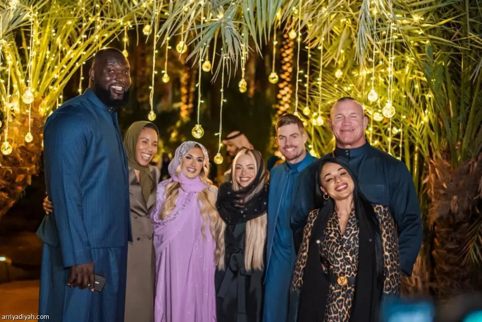 من حلبة المصارعة إلى أحياء الدرعية.. نجوم WWE في رحلة سياحية فريدة في السعودية (فيديو+ صور)