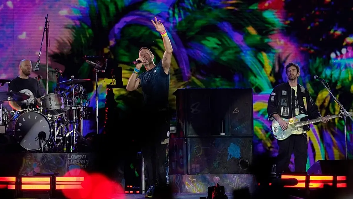 لقطة حفل "كولد بلاي" التي أشعلت الجدل.. السيدة "الخائنة" تكسر صمتها للمرة الأولى