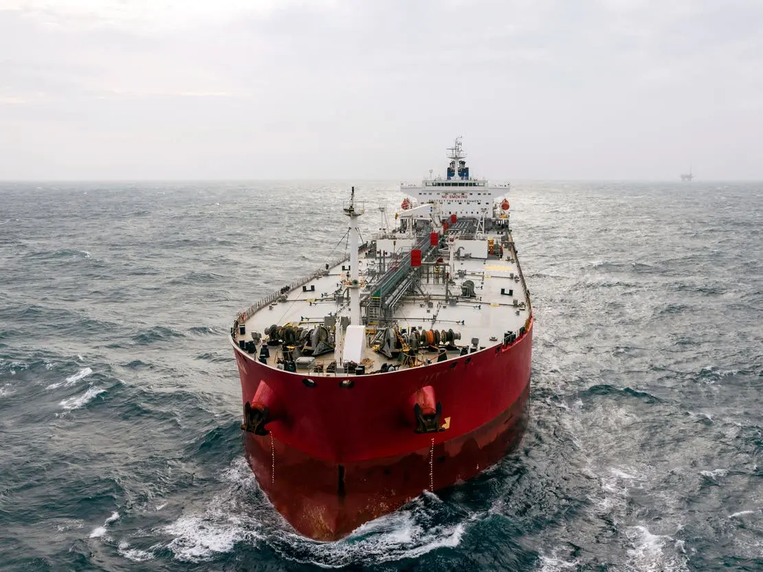 ناقلات نفط روسية تسلك مسارات بديلة هربًا من المسيرات الأوكرانية