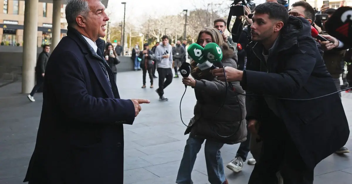 نفاق وغطرسة وأكاذيب.. لابورتا يهاجم ريال مدريد وقناته التلفزيونية