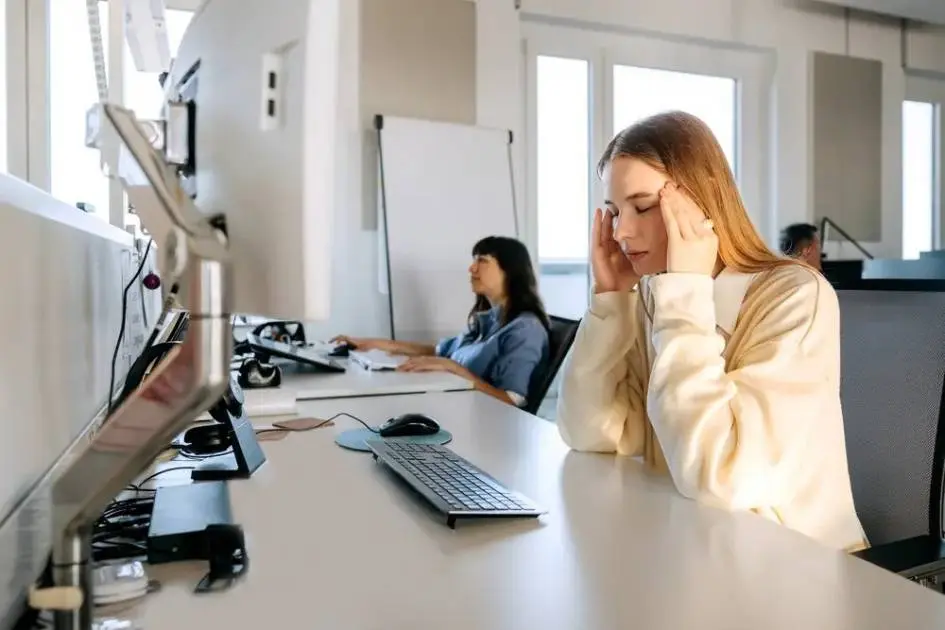 قاموس التعاسة الرقمية... كيف كشفت كلمات 2025 بؤس الإنترنت