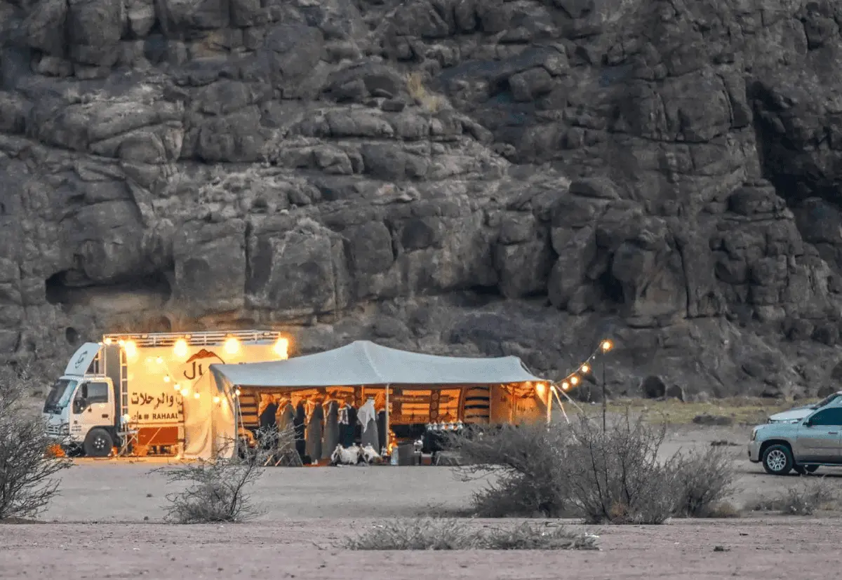 سيارات القيلات المجهّزة تعزز تجربة التخييم الشتوي بحائل