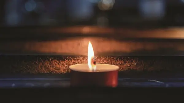 هل علاقاتكِ العاطفية تستنزفكِ، أم تُنيركِ؟