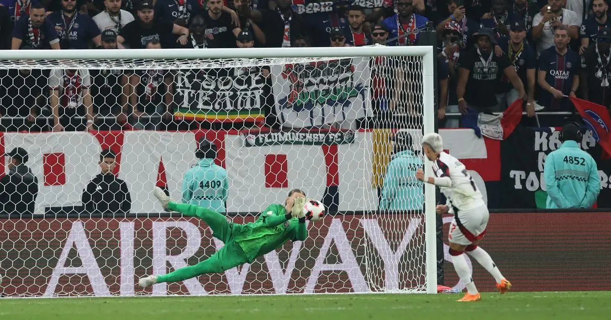 ماتفي سافونوف حارس باريس سان جيرمان يكسر يده خلال نهائي كأس إنتركونتيننتال