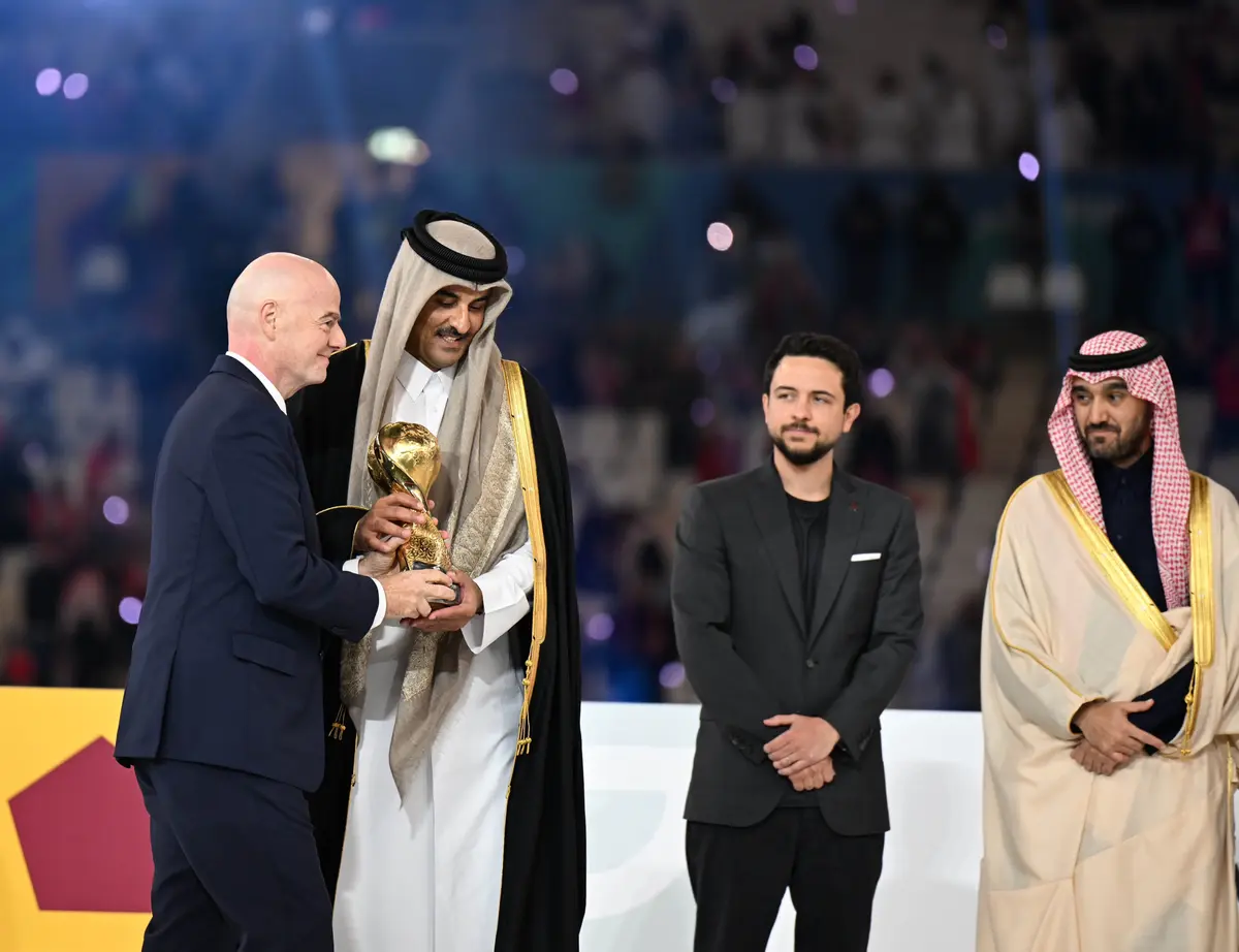 أمير قطر يتوج منتخب المغرب بكأس العرب 2025